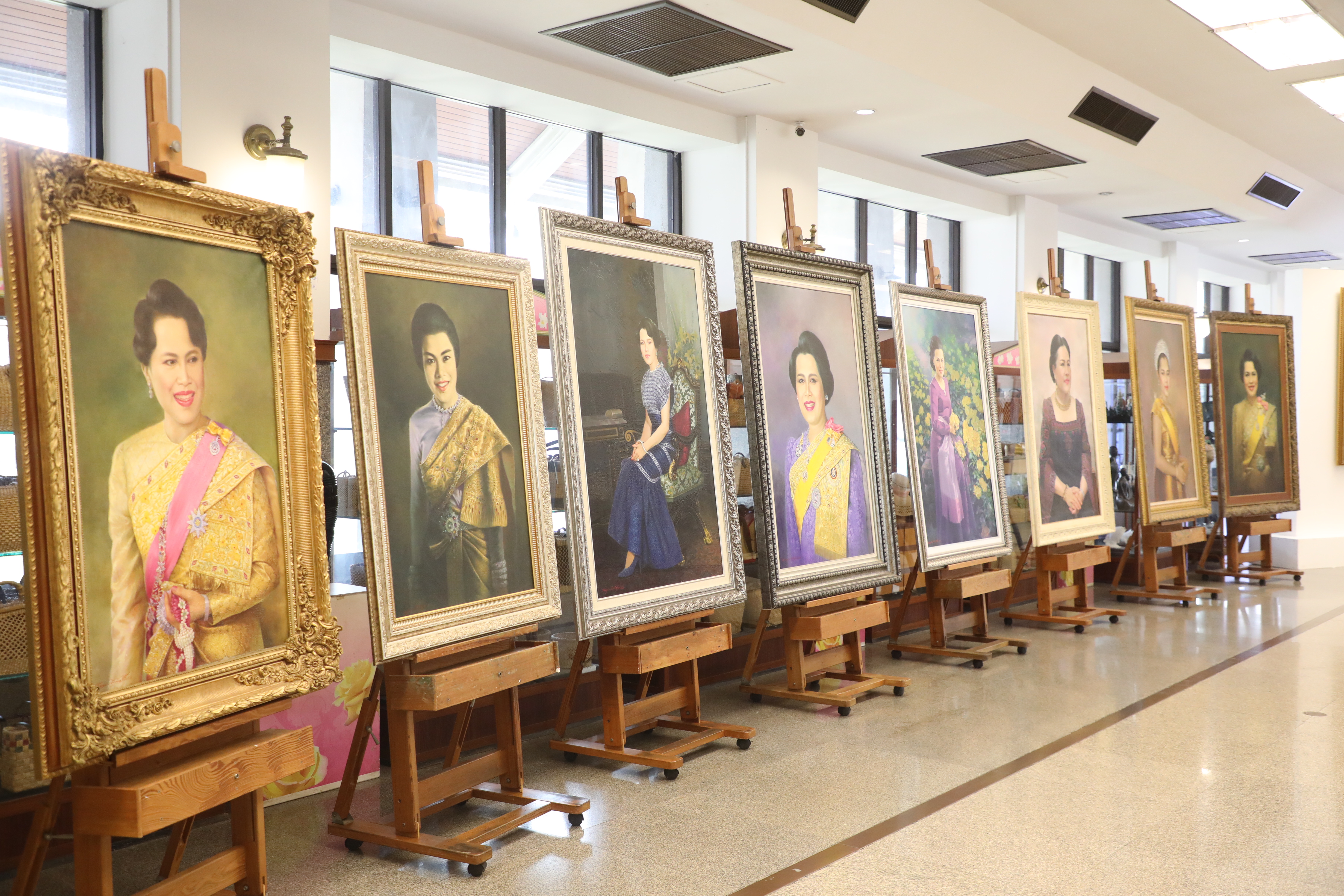 title - มากกว่าความรักระหว่างคู่ครอง คือความรักต่อปวงชน ส.ป.ก. จัดงาน “รักแห่งศิลป์ รักแห่งแผ่นดิน” พลังแห่งศิลปะที่เชื่อมโยงสถาบันและประชาชน